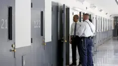 Obama se reunió con presos y con funcionarios de seguridad en la prisión de El Reno.