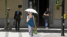 Una mujer se protegía ayer del sol con una sombrilla en el paseo de María Agustín.