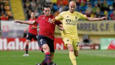 Marc Bertrán, a la izquierda, con la camiseta de Osasuna, controla un balón ante Borja Valero, exfutbolista del Villarreal.