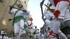 Los Danzantes, durante el tradicional acto de las fiestas de San Lorenzo