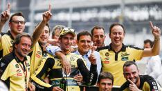 Alex Rins celebra su primera victoria en Moto2