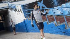 Lolo sale de los vestuarios, durante un entrenamiento en La Romareda