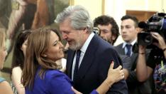 Méndez de Vigo saluda a la consejera Mayte Pérez