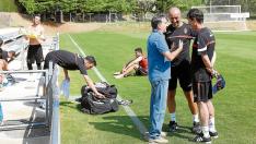 Carlos Iribarren, ayer en Boltaña junto al técnico Ranko Popovic y el médico Honorio Martínez.