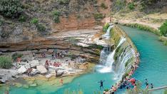 El salto de Bierge, en el río Alcanadre, se masifica durante los fines de semana del verano con cientos de bañistas.