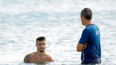 Jaime Romero, sumergido ayer en la playa.