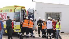 Un equipo sanitario trabajando sobre el terreno este lunes, tras la explosión en Pirotecnia Zaragozana.
