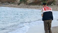 Un gendarme se acerca a un niño inmigrante que yace muerto en la playa turca de Bodrum, imagen de archivo.