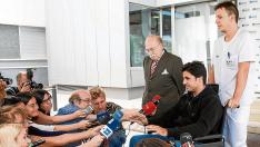 Fran Rivera, en silla de ruedas, compareció ante la prensa en la puerta del hospital zaragozano junto al doctor Val-Carreres.