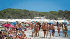 Bañistas en la playa de Es Cavallet en Sant Josep de Sa Talaia, en Ibiza, el pasado 10 de julio.