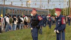 La policía húngara mantiene el paso de miles de refugiados.