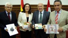 La jornada, la ha presentado la subdelegada del Gobierno, María José Heredia, junto a a Anselmo García (d) y Juan Manuel Ruiz Liso (i) y Domingo Valiente.