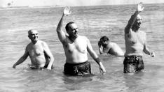 Manuel Fraga y el embajador de EE.UU. se bañan en la playa de Palomares.