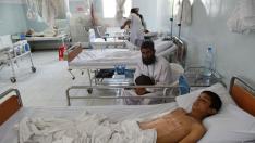 Varios niños afganos reciben atención por parte de Médicos Sin Fronteras.