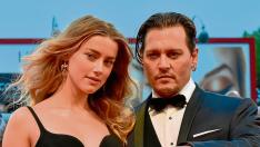 Johnny Depp y su mujer, la también actriz Amber Heard, a su llegada al estreno en Venecia.