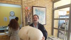 Josan Viñuales, con el ejemplar.