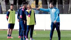 Luis García Tevenet comenzó el entrenamiento con una expresiva charla a sus hombres.