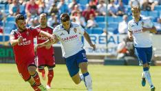 Jaime conduce el balón ante la mirada lejana de Wilk en el duelo ante el Osasuna. Ambos, lesionados de gravedad, se pierden la temporada.