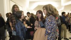 Pilar Perla saluda a dos de los ganadores.
