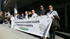 Los delegados sindicales de CSI·F se han concentrado ante la sede del Salud en Zaragoza.