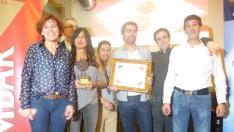 Premio entregado por el alcalde de Jaca, Juan Manuel  Ramón, al Marboré. Sostiene el cuadro Edgardo Martínez
