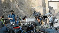 El equipo técnico del rodaje de 'The Promise' prepara los equipos de filmación al pie de la Catedral de Albarracín.
