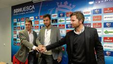Josete Ortas, David Morillas y Lalo Arantegui en la rueda de prensa de renovación del futbolista.
