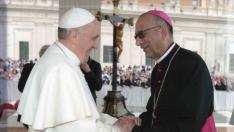 El papa Francisco saluda a Juan José Omella, en marzo de 2014.