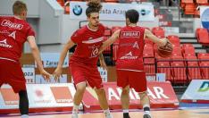 Tomás Bellas es defendido por Isaac Fotu en un entrenamiento del CAI Zaragoza.