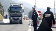 Control de frontera entre Francia y España, este viernes en Les Perthus debido a la suspensión del acuerdo de Schengen por la cumbre del cambio climático.
