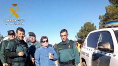 La mujer que se perdió, junto a los agentes de la Guardia Civil