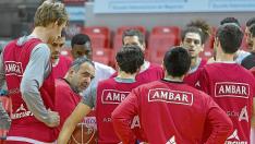 Andreu Casadevall, ayer rodeado por todos los jugadores en su primer entrenamiento al frente del CAI Zaragoza.