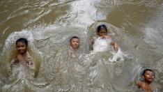 Varios niños indonesios se bañan en un río altamente contaminado.
