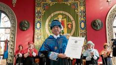 El investigador López Otín recibió ayer su diploma de doctor honoris causa.