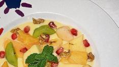 Macedonia de frutas con natillas a la menta.