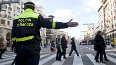 Un policía local regulando el tráfico en Zaragoza.