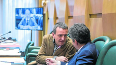 El concejal de Economía, Fernando Rivarés, dialoga con el edil del PSOE Javier Trívez.