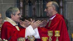 El turolense Juan José Omella (derecha) recibe el testigo al frente del Arzobispado de Barcelona de Lluis María Sistach, este sábado en la catedral de Barcelona.