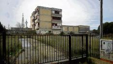 El antiguo colegio, situado junto a los pinares de Venecia, muestra en la actualidad un estado ruinoso.