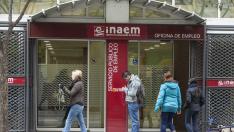 Varias personas, en la puerta de una oficina del Inaem en Zaragoza