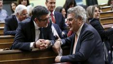El presidente Jesús Posada (d) durante la cesión de la presidencia del Congreso a Patxi López (i)