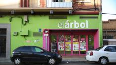 Supermercado El Árbol en la calle Alejandro Oliván del barrio Oliver