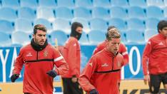 Tarsi, junto al balón por delante de Kilian ambos jugadores del filial en un ensayo con el primer equipo.