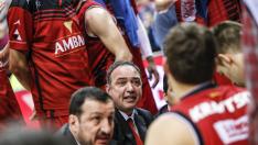 Casadevall y Pep Cargol dan instrucciones a sus jugadores durante un partido