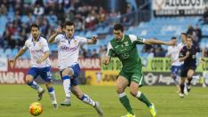 Manu Lanzarote toma el balón, con Javi Ros secundándole de cerca, durante el partido disputado contra el Leganés.