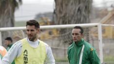 El zaragozano Luso Delgado, uno de los capitanes del Córdoba, en un entrenamiento de esta semana junto a José Luis Oltra, el técnico blanquiverde.