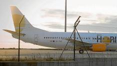 La base de operaciones de la compañía, de Zaragoza a Huesca. El Boeing 737-400 de la empresa aragonesa utiliza ahora el aeropuerto oscense, donde está aparcado desde hace justo una semana a la espera de cubrir nuevos servicios para otras aerolíneas.