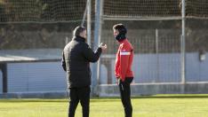 Carreras charla con Morán durante el entrenamiento