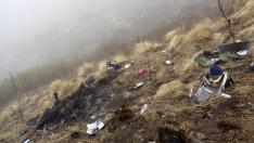 El miércoles un avión bimotor con 20 pasajeros y tres miembros de la tripulación se estrelló también en el Himalaya nepalí,