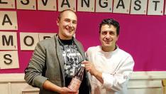 Los cocineros Carlos Martín y Roberto Baquero, con una botella de vino solidario de Care.